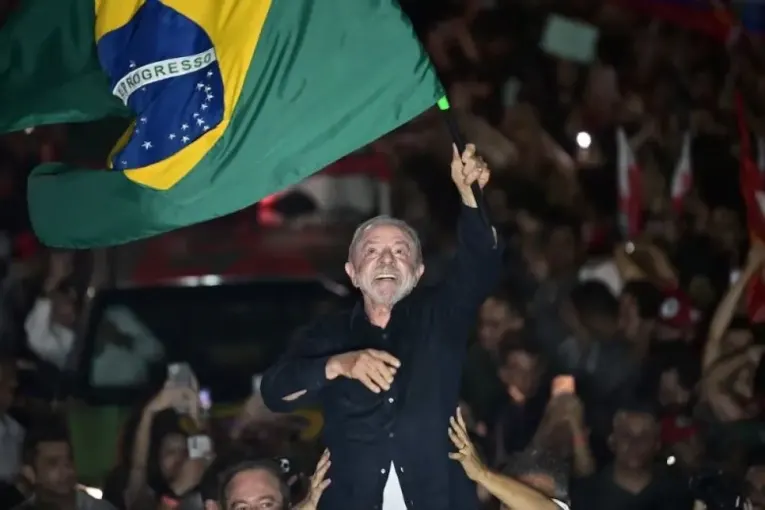 Lula da Silva ganó un histórico balotaje a Flávio Bolsonaro y asumirá un cuarto mandato en Brasil