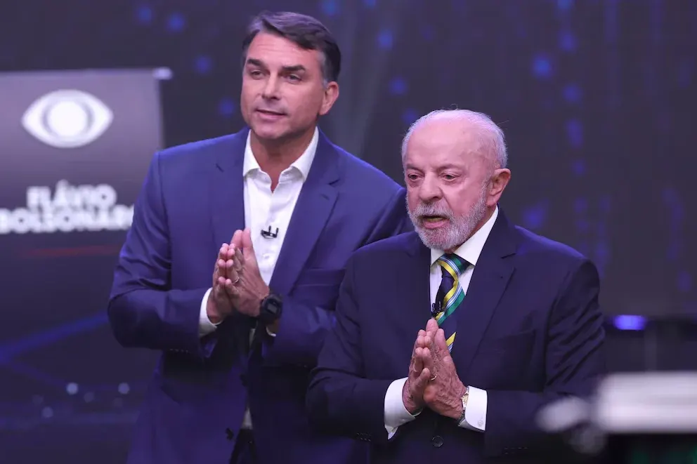 Lula da Silva y Flávio Bolsonaro se miden en el último debate televisado antes del balotaje presidencial en Brasil