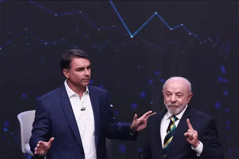 Lula y Flávio Bolsonaro cruzaron acusaciones en el debate de cara al balotaje