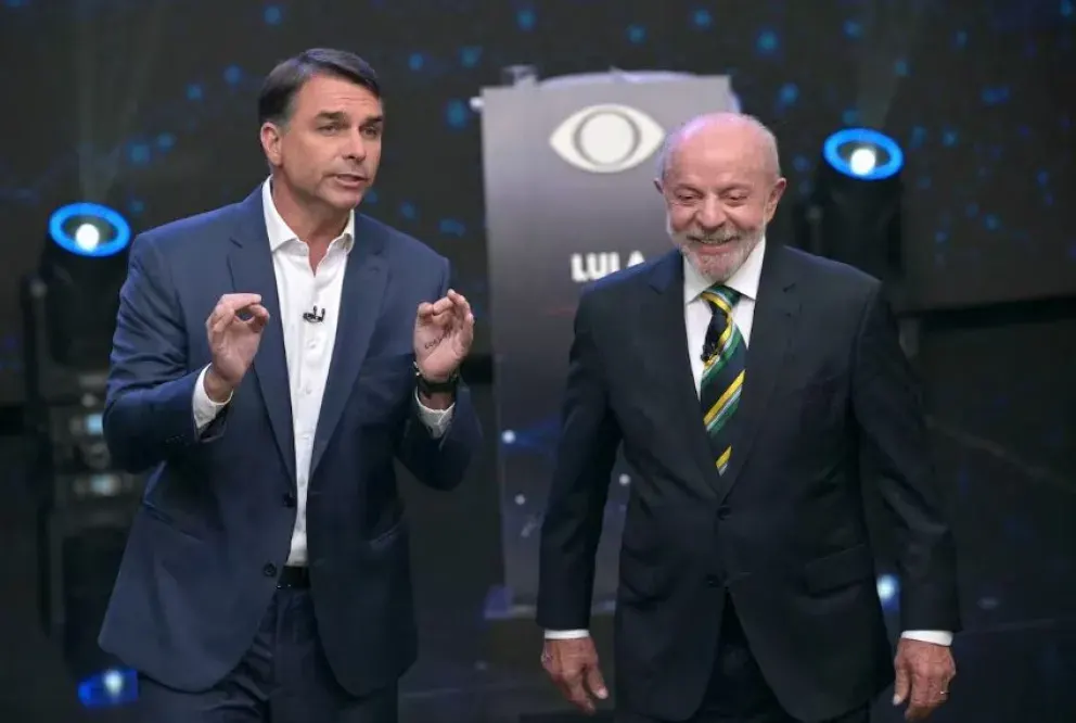 Lula y Flávio Bolsonaro cruzaron acusaciones y llevaron a la Argentina al centro del debate presidencial brasileño