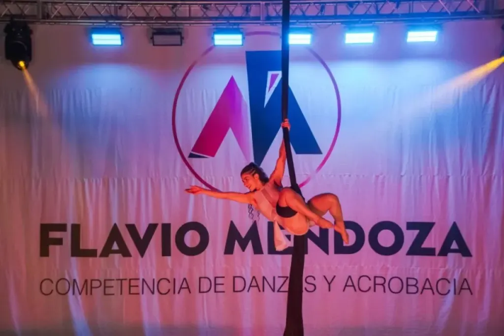 Maite Liezer clasificó a la final sudamericana de acrobacia aérea impulsada por Flavio Mendoza