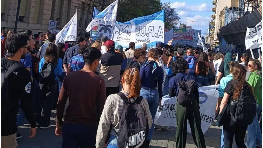 Marcha Universitaria: movilización masiva por el centro de Paraná