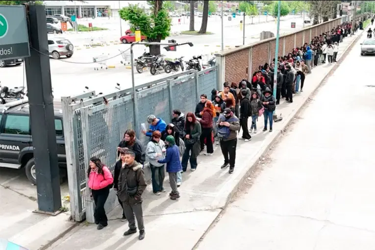 Más de 10 cuadras de fila bajo la lluvia para conseguir uno de los 30 puestos de trabajo en un bazar