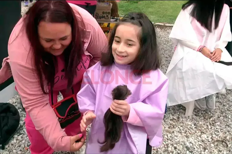 Más de 40 personas se acercaron a donar cabello durante la Caminata Rosa en Paraná