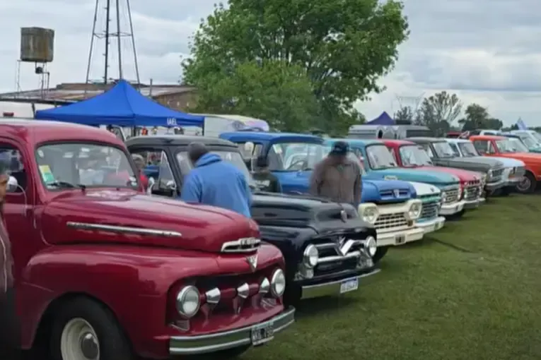 Más de 500 camionetas Ford F100 participaron de un encuentro en el Corsódromo de Gualeguaychú