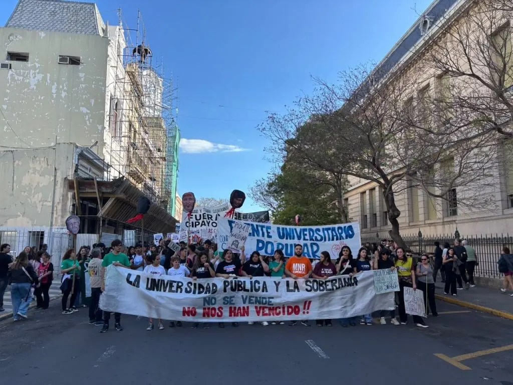 Masiva movilización en defensa de la universidad pública en Paraná