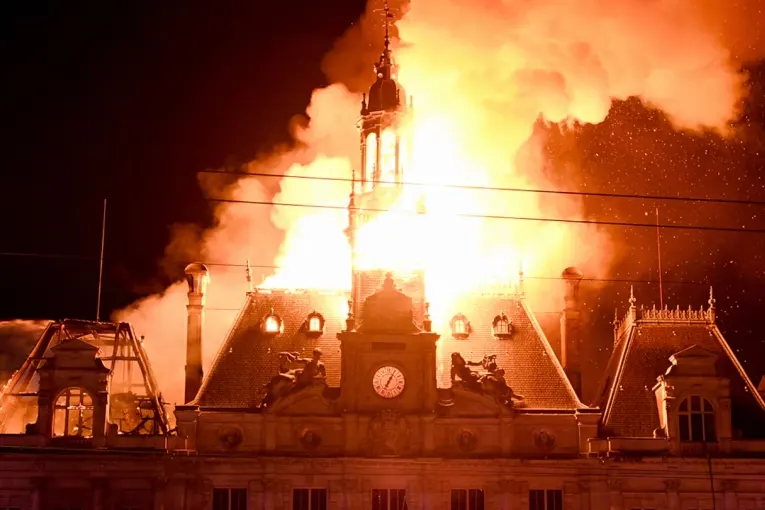 Masivas protestas en Francia por la educación y el costo de vida dejaron más de 400 detenidos