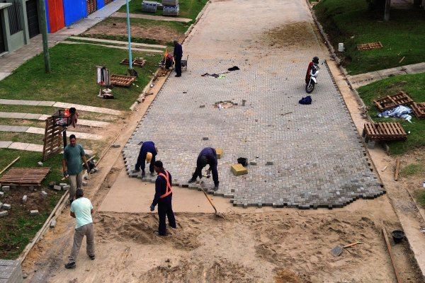 Mejoras viales: avanza el pavimento articulado en calle Misiones