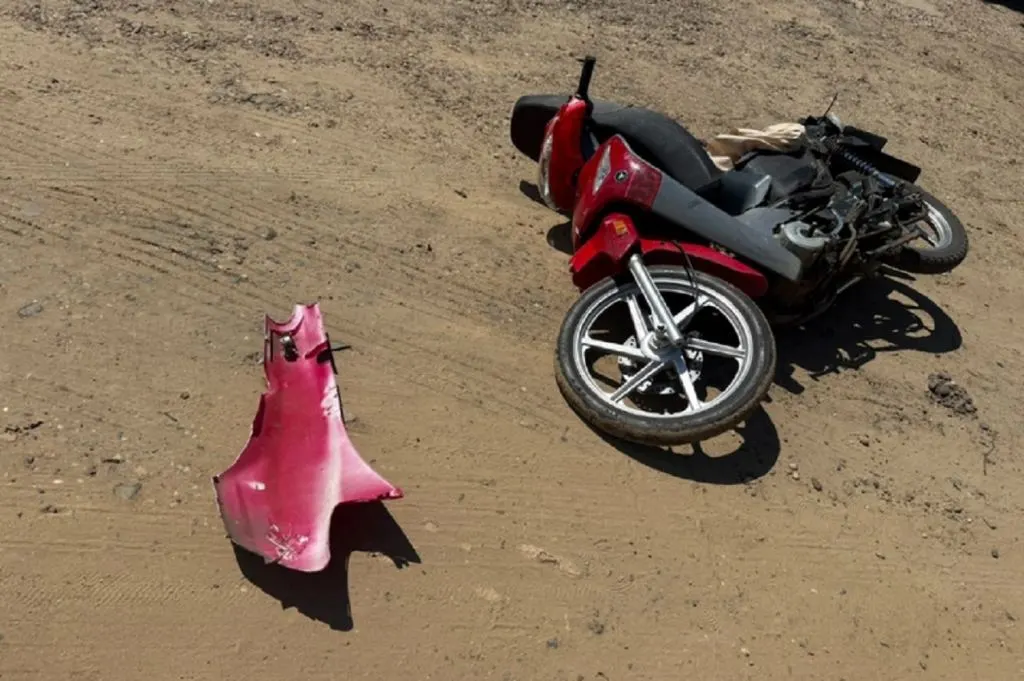 Menor que circulaba en moto chocó con un colectivo, quiso fugarse y volvió a chocar