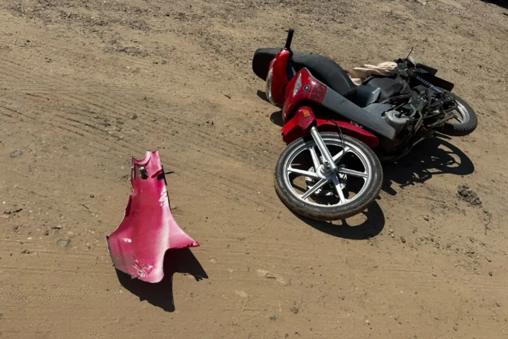 Menor que circulaba en moto chocó con un colectivo, quiso fugarse y volvió a chocar
