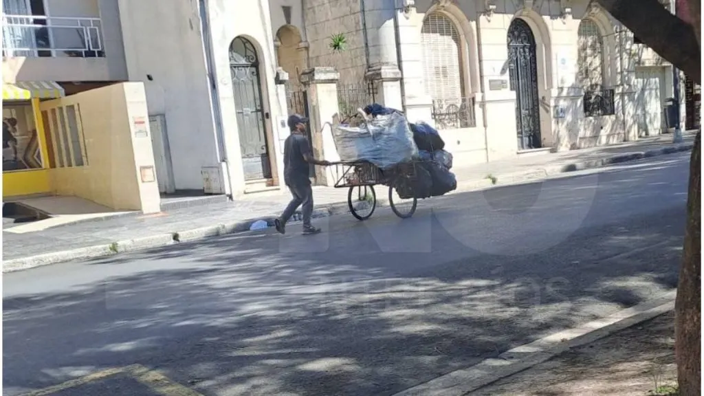Menos consumo y más carros: la dramática realidad de los recicladores urbanos