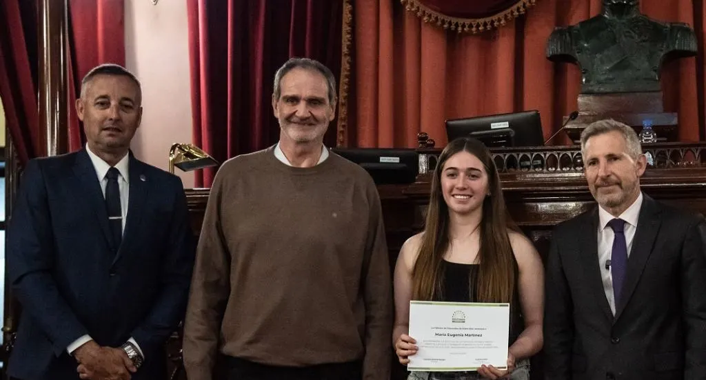 Merecido reconocimiento para la voleibolista Eugenia Martínez