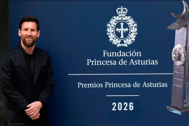 Messi llegó a España para recibir un premio y recordó a su padre: “Estaba muy ilusionado”