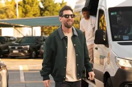 Messi llegó a ezeiza para sumarse a la selección antes de su gran despedida