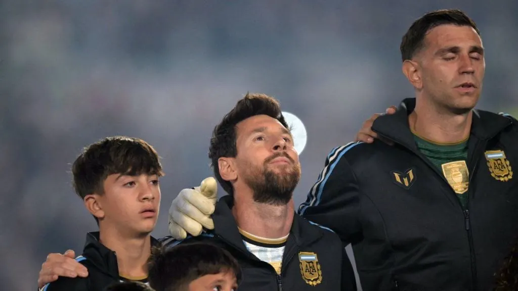 Messi no pudo cantar el himno por la emoción, con la bandera de Malvinas al lado
