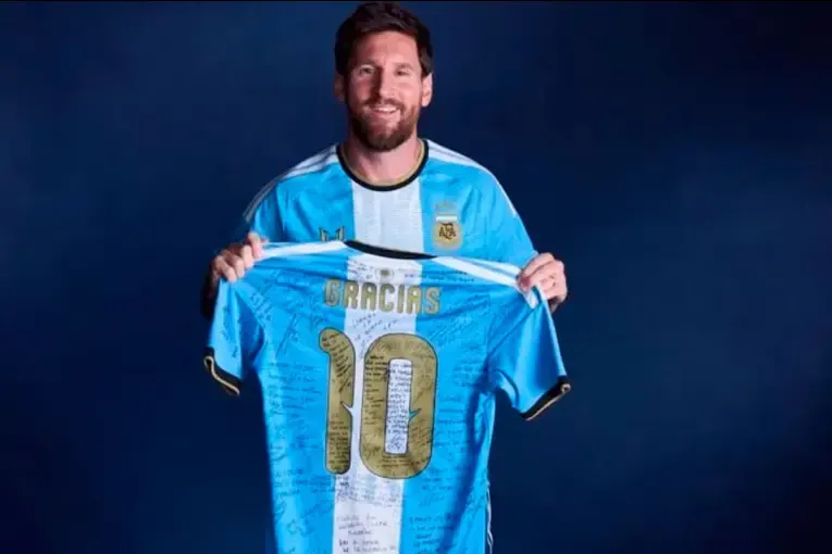 Messi recibió una camiseta con dedicatorias: qué le escribieron sus compañeros