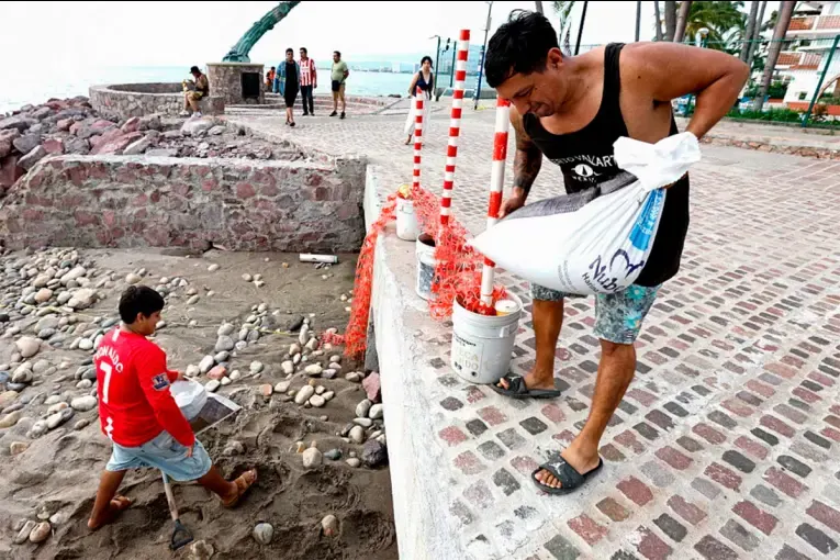 México en alerta por el huracán Simón y una tormenta tropical que llegarían simultáneamente