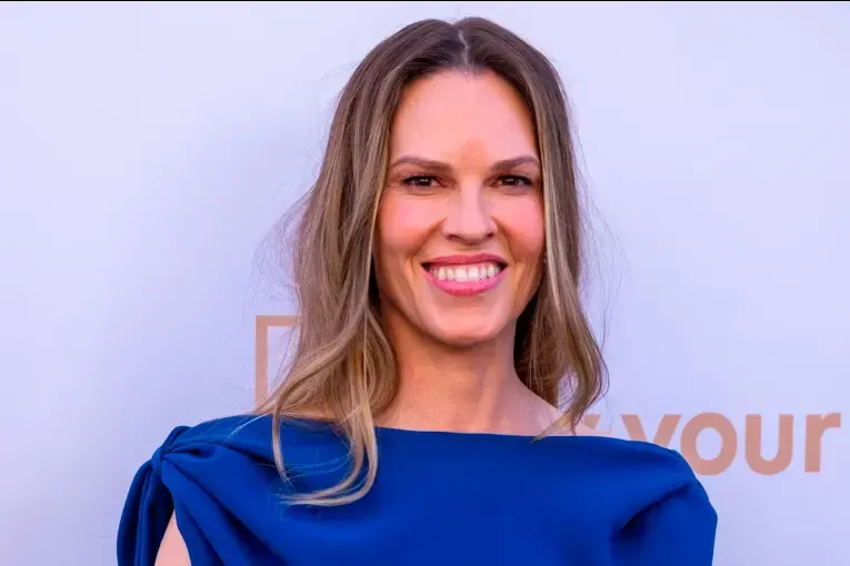 “Mi próximo proyecto”: así anunció Hilary Swank que está embarazada a los 52 años