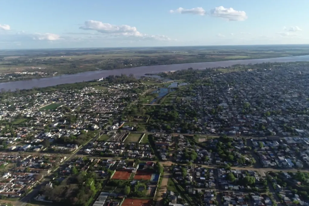 Mientras las familias regresan a sus casas en Concordia, reportan cómo descienden los ríos en otras ciudades