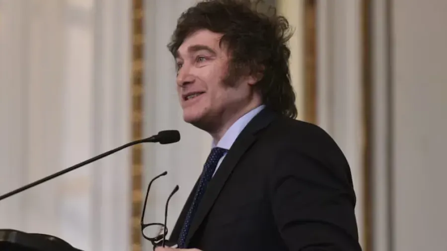 Milei afirmó que los rumores de renuncia de Caputo son “una pelotudez del tamaño de una casa”