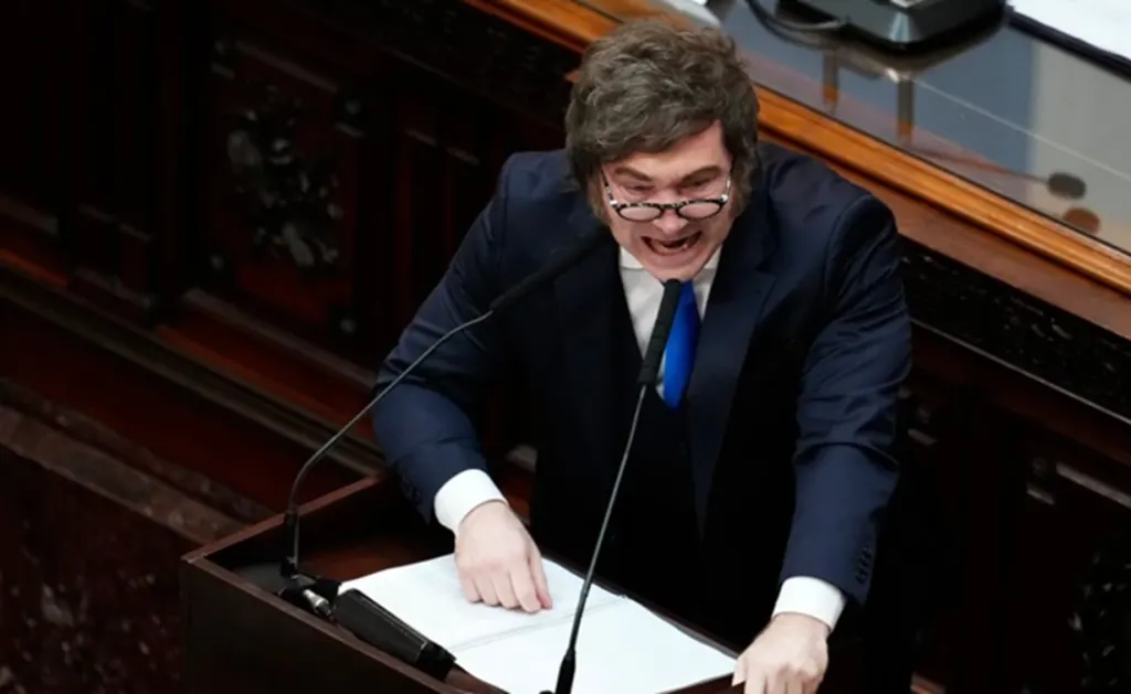 Milei quemó los puentes con Clarín: “Un medio corrupto, que volteó un gobierno para que le licúen la deuda”