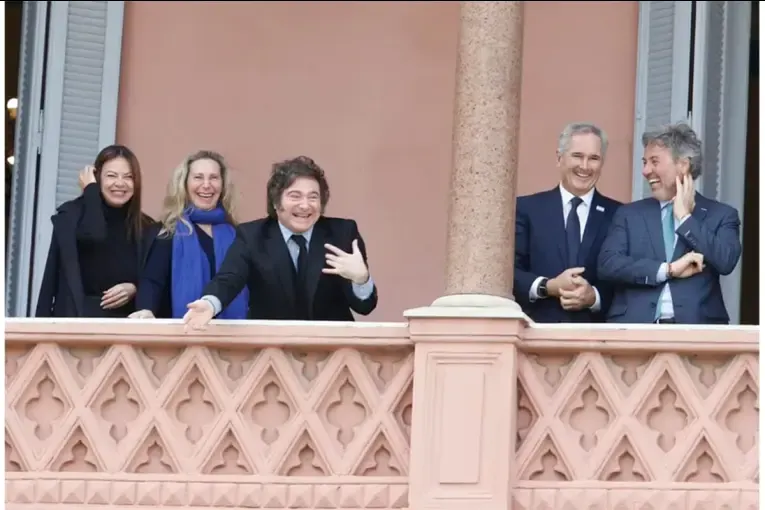 Milei sorprendió a un grupo de chicos desde el balcón de la Rosada con un gesto popular en redes sociales