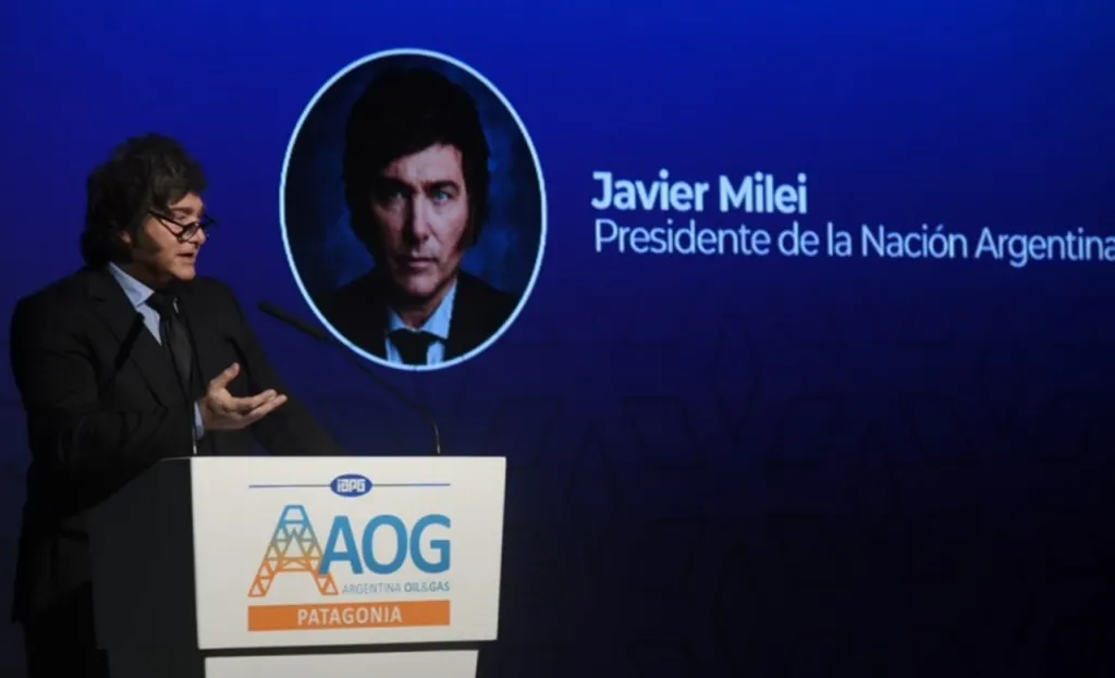 Milei tuvo que negar una devaluación mientras crece la presión de los empresarios y los acreedores