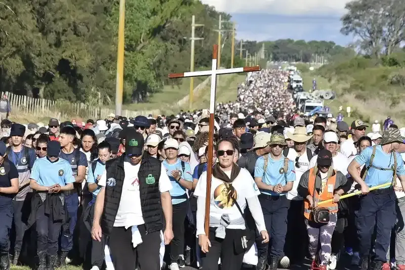 Miles de fieles completaron los 90 kilómetros de la Peregrinación de los Pueblos