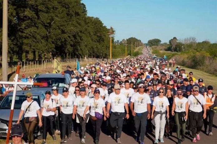Miles de fieles participan de la 44ª Peregrinación de los Pueblos hacia Paraná