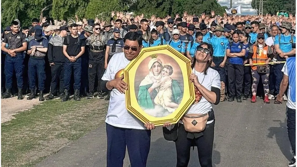 Miles de fieles ya recorren la Peregrinación de los Pueblos entre Hasenkamp y Paraná