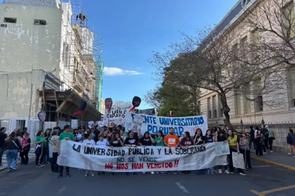 Miles de personas colmaron las calles de Paraná en defensa de la universidad pública