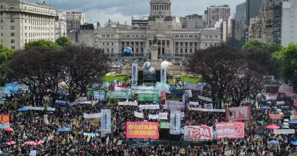 Miles de personas marchan al Congreso en reclamo de la Ley de Financiamiento Universitario y contra el DNU 70/2023