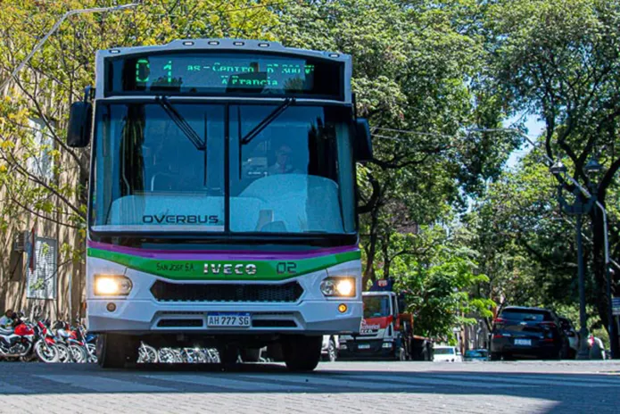Modifican los recorridos de colectivos en Paraná por obras en calles: qué líneas cambian