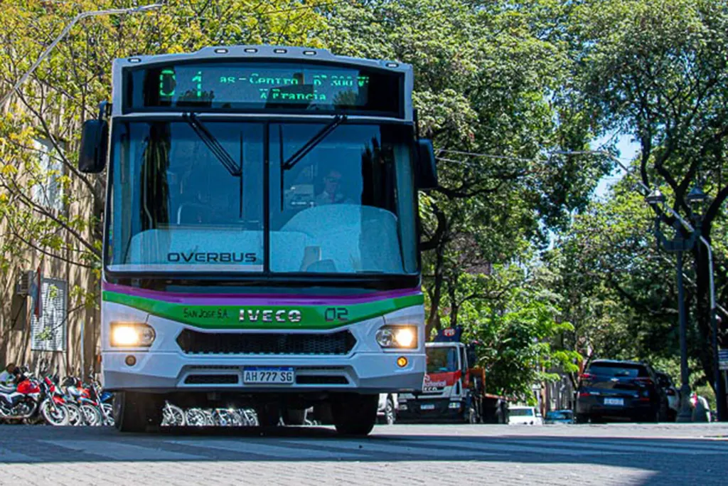 Modifican los recorridos de colectivos en Paraná por obras en calles: qué líneas cambian