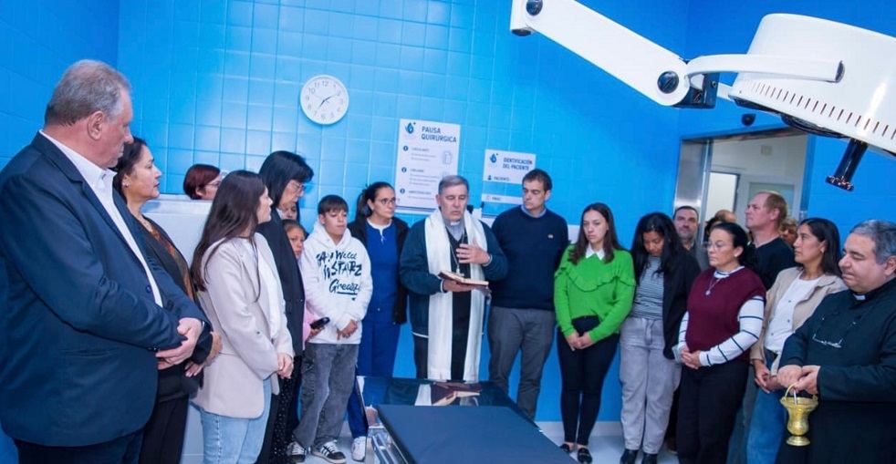 Monseñor Martín bendijo las nuevas instalaciones del quirófano en L. González