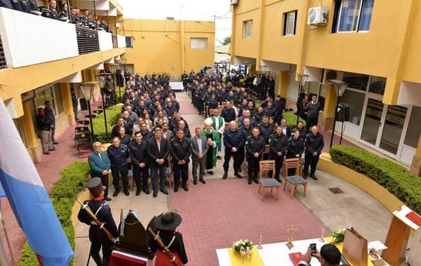 Monseñor raúl martín celebró la santa misa en la jefatura central de policía