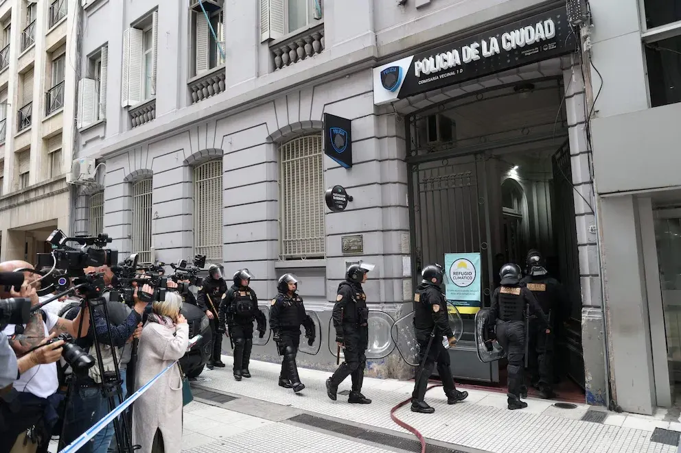 Motín en una comisaría porteña: liberaron al policía que los presos tomaron de rehén