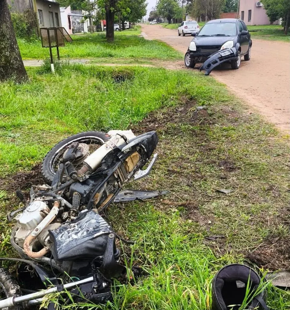 Motociclista alcoholizado chocó con un auto y terminó hospitalizado