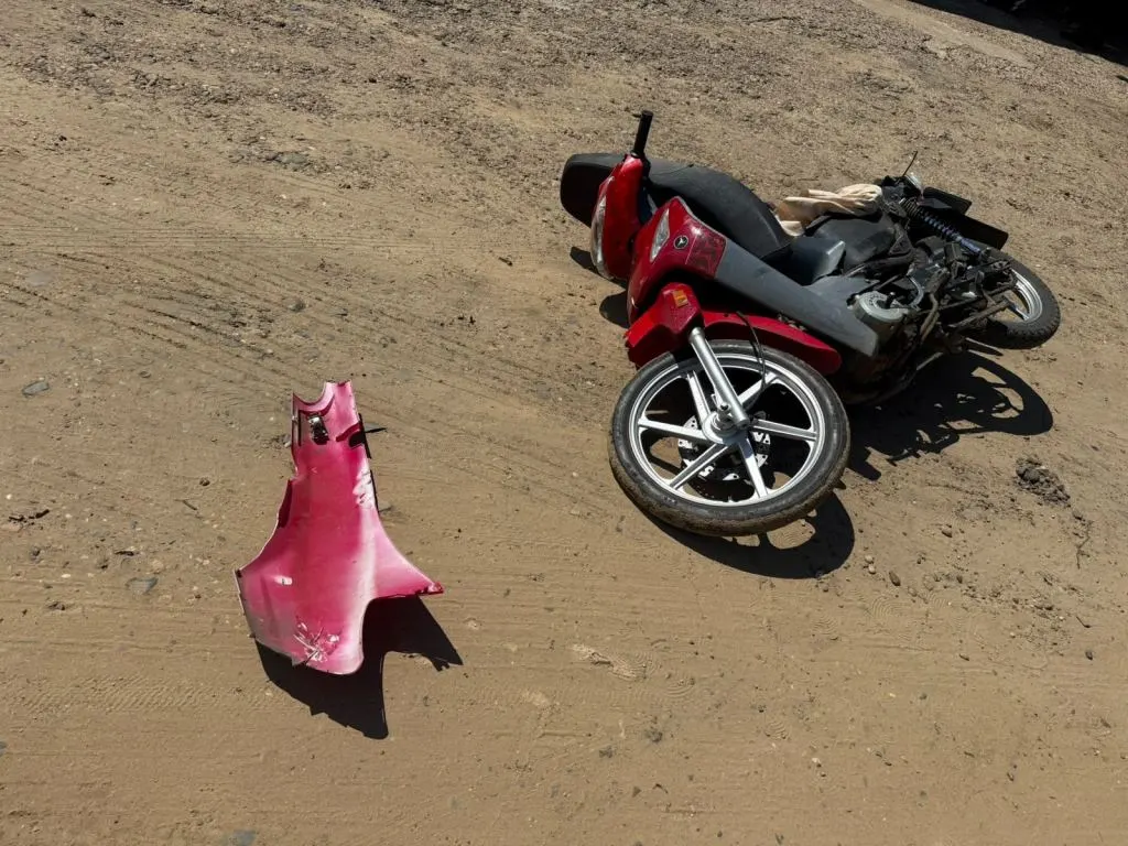 Motociclista chocó contra un colectivo, quiso fugarse y volvió a colisionar contra un auto