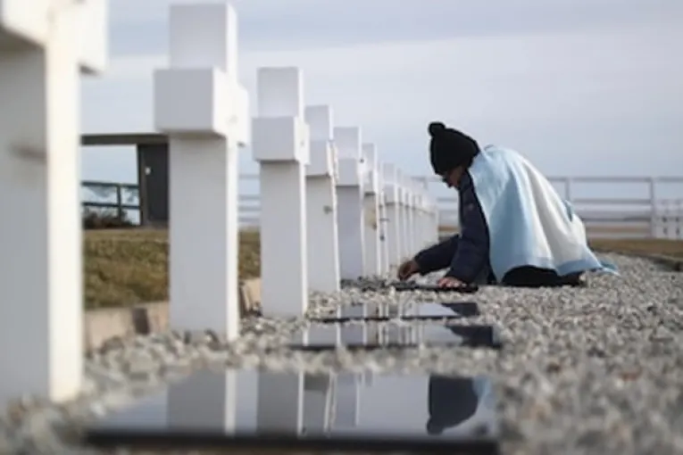 Muestran actos de vandalismo contra homenajes argentinos en el cementerio de las Malvinas