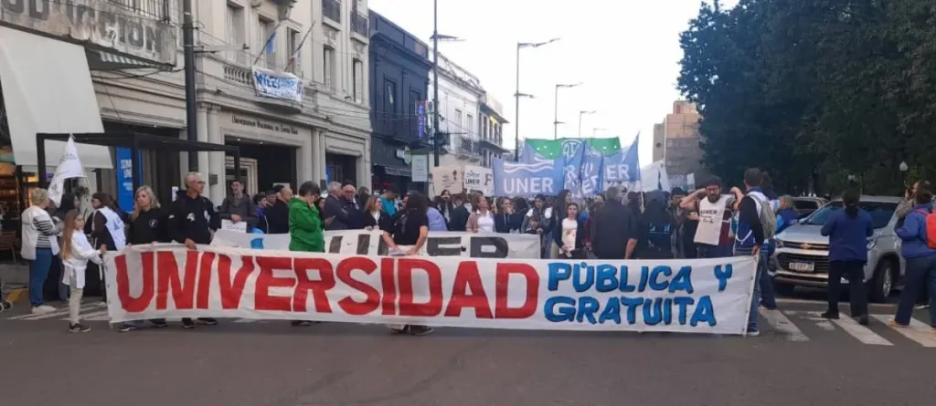 Multitudinaria marcha en defensa de la universidad pública en Concepción del Uruguay