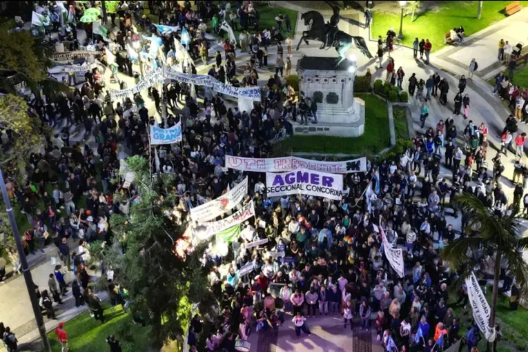 Multitudinarias marchas en defensa de la universidad pública en tres ciudades entrerrianas
