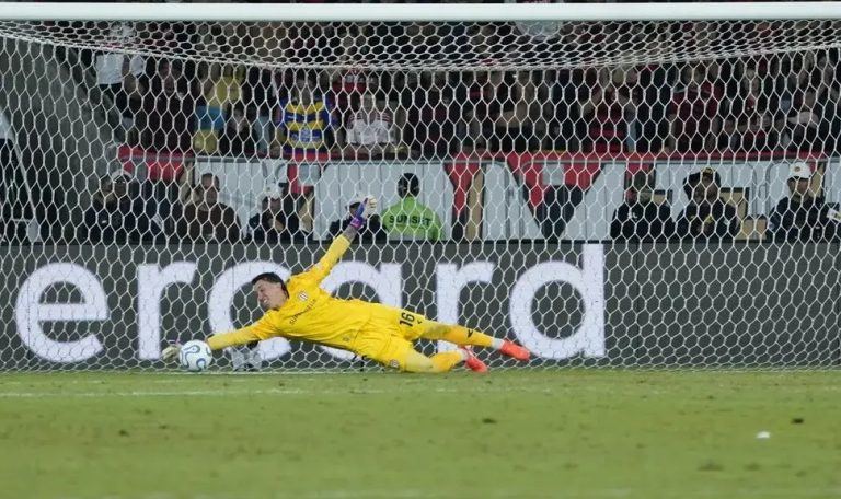 Muslera atajó tres penales y Estudiantes es finalista de la Copa Libertadores