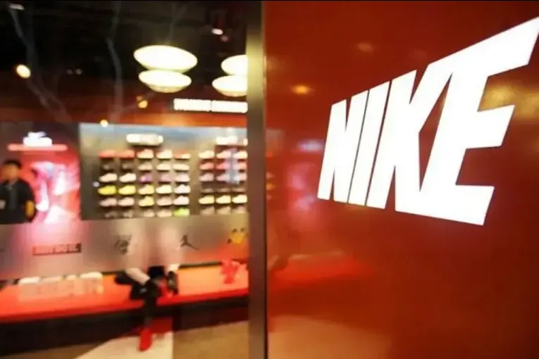 Nike ofrece descuentos de hasta el 50% en zapatillas, botines y ropa deportiva
