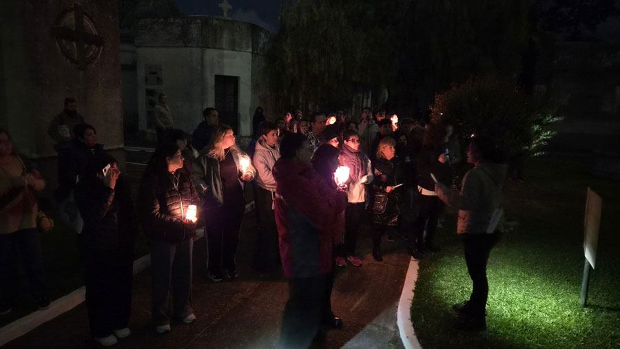 Noche de las Velas en el Cementerio:  “Un poco de belleza entre tanta oscuridad”