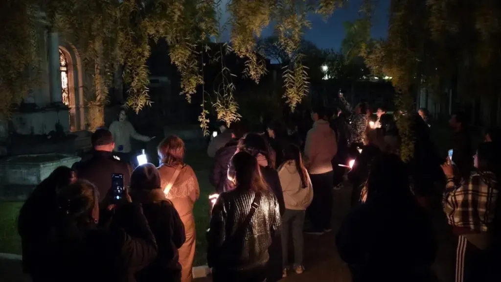 Noche de las Velas en el Cementerio:  “Un poco de belleza entre tanta oscuridad”
