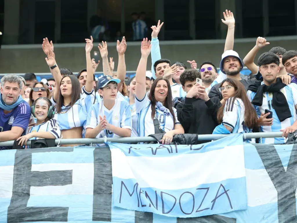 Noche histórica en el Monumental: Argentina vence a Benín en la despedida de Messi con goles de Otamendi y Nico Paz