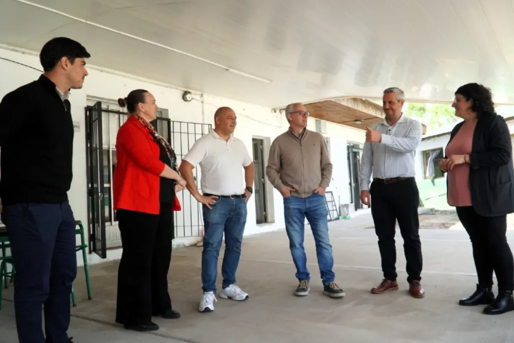 Nuevo núcleo sanitario y trabajos de infraestructura en una escuela de Colón. Autoridades recorrieron la obra
