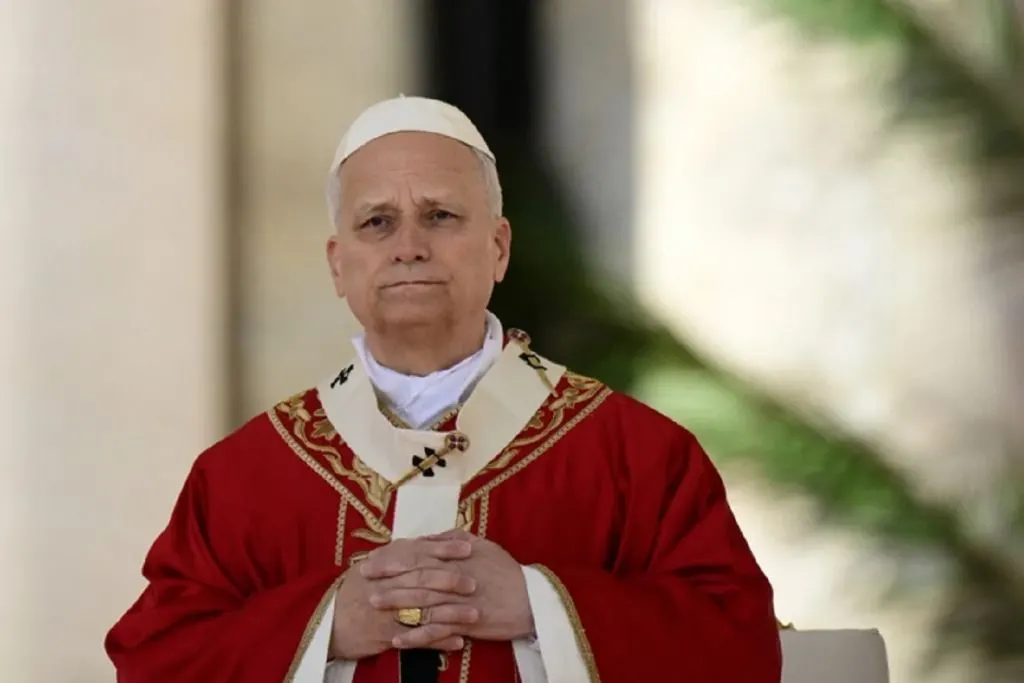 Operan al Papa León XIV y permanecerá internado una semana