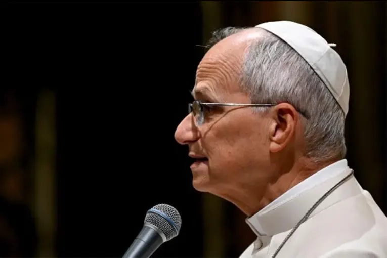 Operan al Papa León XIV y permanecerá internado una semana